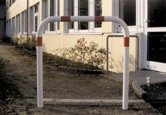 Modellbeispiele: Anlehn- und Absperrbügel -Sylt- ø 48 mm, v.l.: verzinkt, nach RAL-Karte