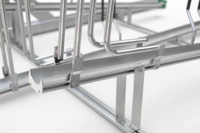 Detailansicht: Fahrräder mit Reifenbreiten bis 55 mm werden im vorderen Bereich durch hohe Bügel vom