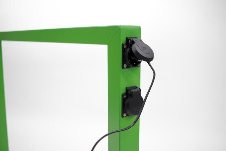 Detailansicht: Anlehnbügel ′Sheffield Charge′ mit zwei 230 V Steckdosen und Kabel (Art. 60025.0001)