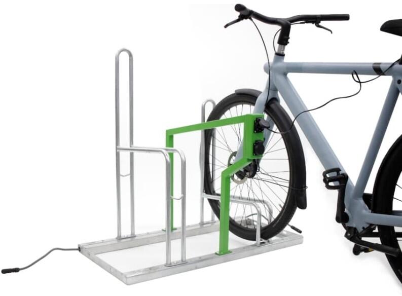 Anwendungsbeispiel: Fahrradständer Anlehnparker -B-Bike Charge-, einseitig, 2 Stellplätze (Art.